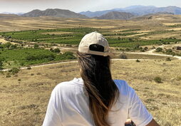 Aimee Keushgerian, en los viñedos de su familia en Areni, región de Vayots Dzor (Armenia), donde cuida unas de las vides que producen vino espumoso a más altura en el mundo.