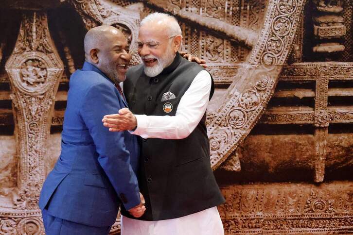El primer ministro indio, Narendra Modi, con el presidente de la Unión Africana, Azail Assoumani.