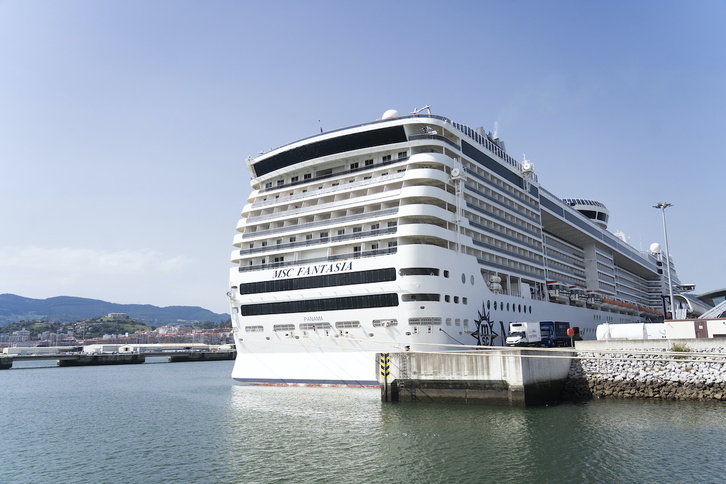 El MSC Fantasia atracado el pasado miércoles en la terminal de cruceros en Getxo.