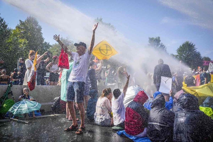 La Policía ha utilizado cañones de agua para dispersar a los asistentes.