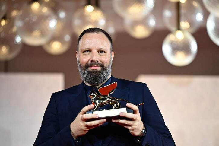 El director Yorgos Lanthimos posa con el León de Oro.