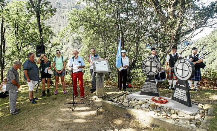 Homenaje celebrado ayer en las estelas colocadas en Biriatu en recuerdo a Antoine d´Ursel y James F. Burch, que se ahogaron en diciembre de 1943 tratando de cruzar el Bidasoa tras ser descubiertos y tiroteados por la Guardia Civil.