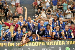 Las jugadoras de Bera Bera celebran el título de la Supercopa Ibérica disputada en el Gasca de Donostia.