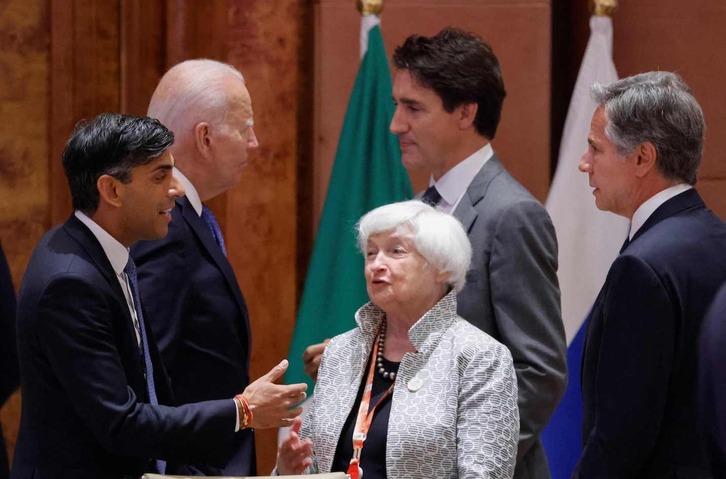 Rishi Sunak lehen ministro britainiarra (ezkerrean), Joe Biden presidente estatubatuarrarekin eta herrialde honetako Janet Yellen eta Antony Blinken agintariekin, baita Justin Trudeau lehen ministro kanadarrarekin ere, New Delhin, G20 gailurrean.