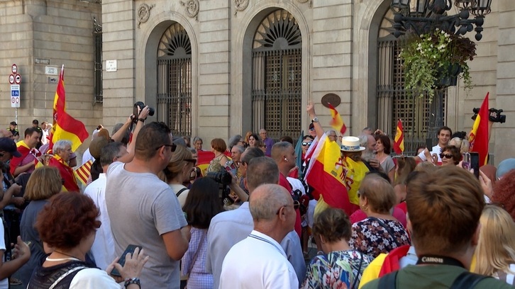 Momento en que los manifestantes han irrumpido con banderas españolas durante el minuto de silencio por las víctimas del terremoto de Marruecos en Barcelona.