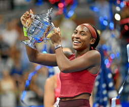 La joven Coco Gauff posa sonriente con su trofeo.