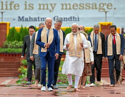 Biden y Modi encabezan al grupo del G20 en el acto ante el memorial de Mahatma Ghandi.