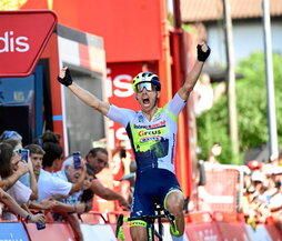 Rui Costa celebra a un mes de cumplir 37 años su primera victoria en la Vuelta.