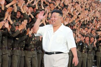 Kim Jong Un es vitoreado en el 75 aniversario de la fundación del país, ayer domingo.