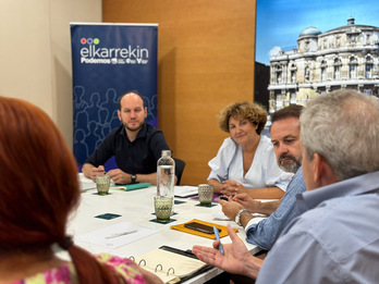  Pilar Garrido, Iñigo Martínez y Joserra Becerra, durante la primera mesa política de Elkarrekin. 