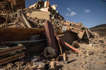 Un voluntario reza cerca de los escombros de los edificios derrumbados en el pueblo de Imi NTala, cerca de Amizmiz, en el centro de Marruecos.