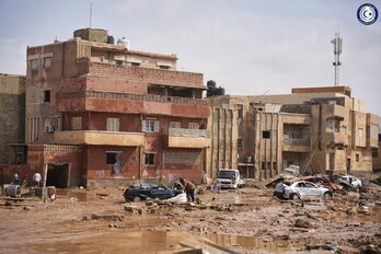Calles anegadas de barro en la ciudad de Derna, en el este de Libia.