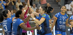 Las jugadoras de Super Amara Bera Bera celebran su triunfo en la primera edición de la Supercopa Ibérica.