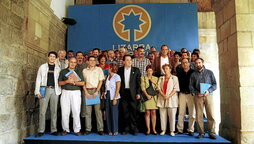 En la página anterior, celebración en Durango del aniversario de la firma de Lizarra, y marcha masiva por los presos en Bilbo. Bajo estas líneas, Arnaldo Otegi, Xabier Arzalluz y Carlos Garaikoetxea, y movilización de la plantilla de El Corte Inglés.