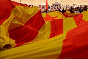 Decenas de personass despliegan una estelada en Barcelona.