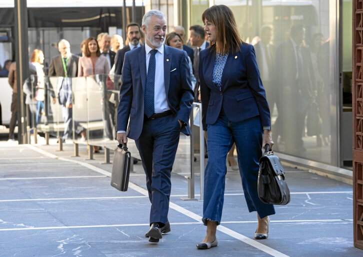 Iñigo Urkullu llega con Idoia Mendia al Pleno de Política General del año pasado.