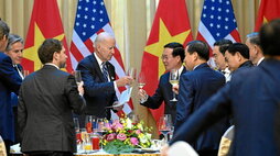 Brindis entre el presidente de EEUU y su homólogo vietnamita, Vo Van Thuong.