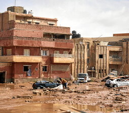 Daños en edificios y vehículos por la inundación en Derna.