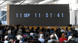 Uno de los momentos más emotivos de la ceremonia oficial fue el minuto de silencio a la hora exacta del bombardeo de La Moneda.