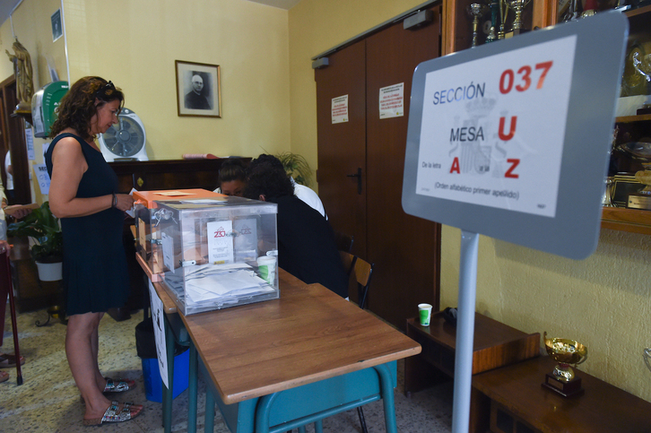 Una mujer vota en un colegio de Madrid el pasado 23 de julio.