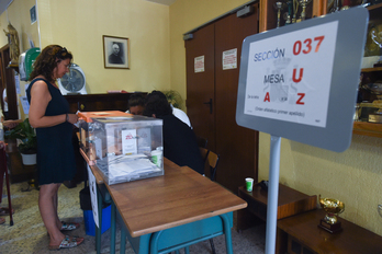 Una mujer vota en un colegio de Madrid el pasado 23 de julio.