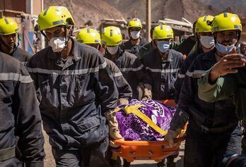 Rescate del cuerpo de una de las 2.900 víctimas que ha provocado el terremoto de Marruecos.