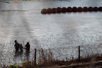 Migrantes cruzan el Río Grande desde México para llegar a Eagle Pass, texas.