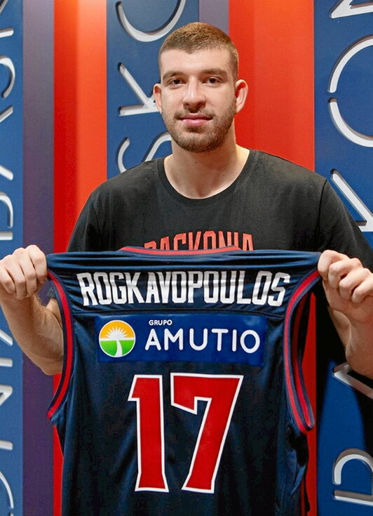 El jugador posó con su nueva camiseta.