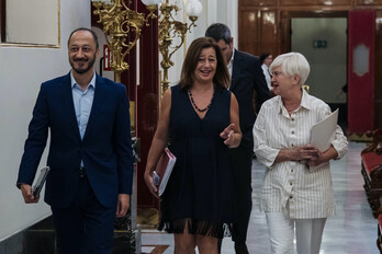 La presidenta del Congreso, Francina Armengol, flanqueada por los diputados del PSOE Alfonso Rodríguez e Isaura Leal, a su llegada a la reunión de la Mesa.