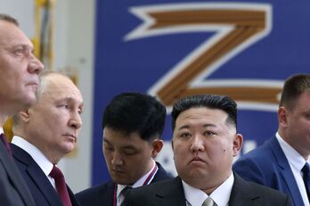 El líder norcoreano, Kim Jong-un, pasa ante su homólogo ruso, Vladimirn Putin.