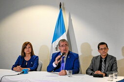 Karin Herrera, Bernardo Arévalo y el abogado y diputado del Parlacen Juan Guerrero.
