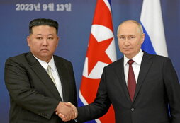 Kim Jong-un y Vladimir Putin, se estrechan las manos.