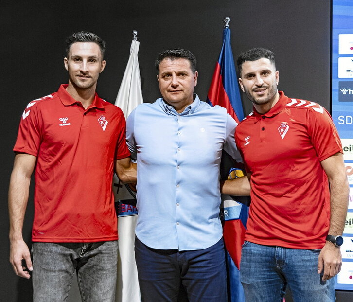 Simic, Palacios y Qasmi posan en la sala de prensa de Ipurua.