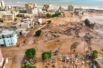 Vista aérea de un barrio costero de Derna.