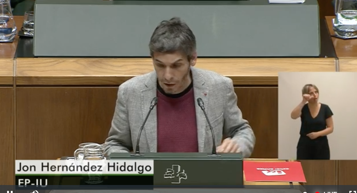 Jon Hernández, durante su intervención en el Parlamento de Gasteiz.