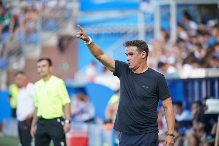 Luis García Plaza dirige al Alavés durante un partido de esta temporada.