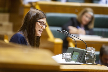 La portavoz de Elkarrekin Podemos-IU, Miren Gorrotxategi, en el Pleno de Política General.