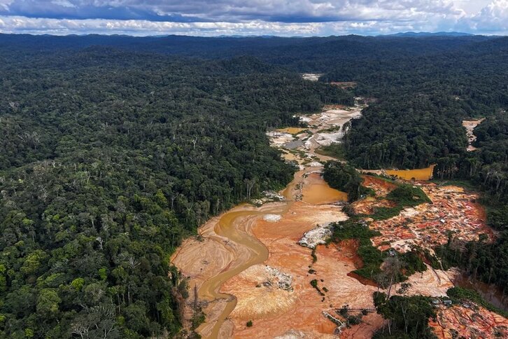 Yanomami lurralde indigenan legez kanpoko meatze-ustiapena (Brasil), 2023.