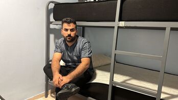 Mohamed en la sala de detención del aeropuerto del Prat.