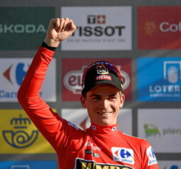 Puño en alto, Sepp Kuss sabe que tiene la Vuelta en su mano.