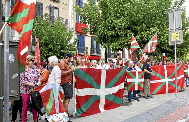 Concentración frente al Ayuntamiento de Lizarra.