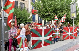 Concentración frente al Ayuntamiento de Lizarra.