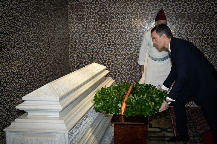 Ofrenda floral de Pedro Sánchez en la tumba de Mohamed V, en Rabat, en febrero.