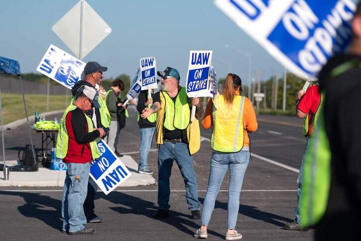 Trabajadores del automóvil en huelga este viernes en Misuri.