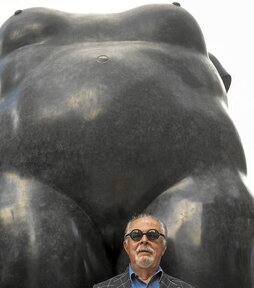 Botero posa ante «La Gorda», en 2017, una escultura donada a Medellín.