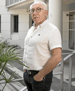 Jean-René Etchegaray, fotografiado a las puertas de la sede de la Mancomunidad, en Baiona.