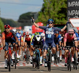 Alberto Dainese se impuso en el sprint a Filippo Ganna y Marijn van den Berg.