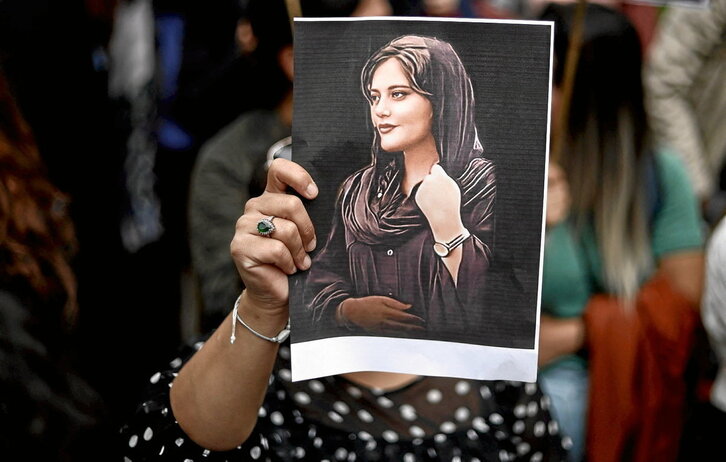 Retrato de la joven Mahsa Amini, símbolo del movimiento «Mujer, Vida, Libertad», en una manifestación en Bruselas.