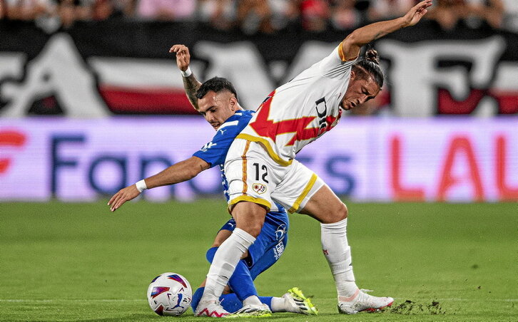 Álex Sola, que disputó su primer partido de titular, pugna con Espino para hacerse con el control del balón.