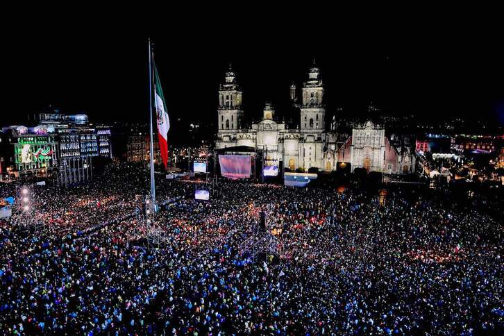 La plaza del Zócalo de Ciudad de México se llenó para asistir al Grito de Independencia.